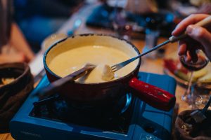 fondue kolacja regionalna alpy