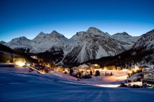 nocna jazda arosa szwajcaria narty snowboard