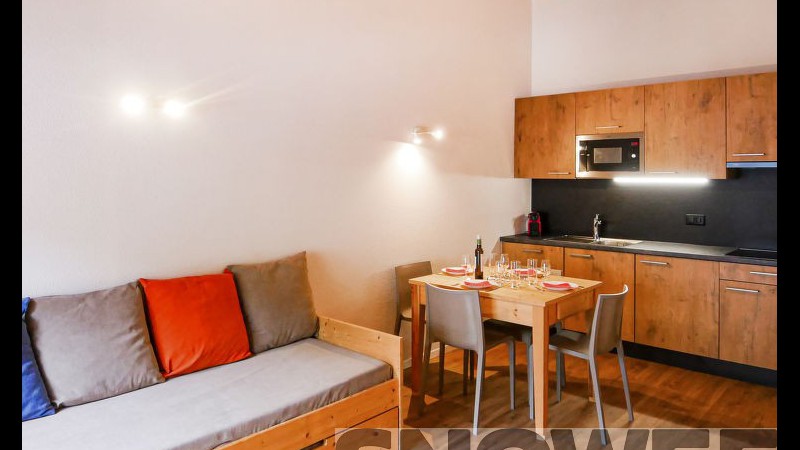 T-Resort La Tzoumaz salon z kuchnia widok