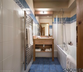 Snowee Les Menuires Sapiniere bathroom