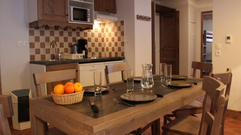 Chatel apartament salon z kuchnia Francja Alpy