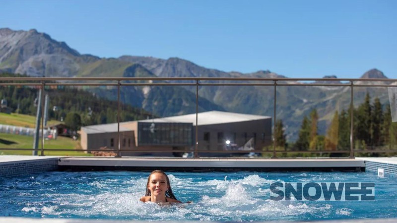 outdoor swimingpool french alps snowee wyjazdy na narty